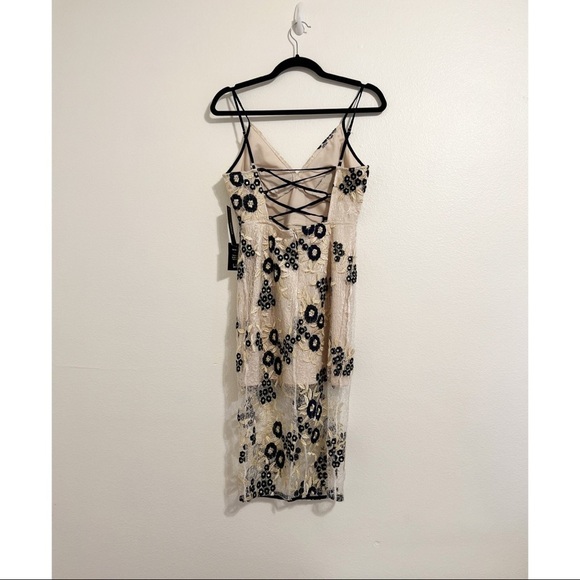 *NWT* LULU'S Corinne Beige and Navy Blue Floral Embroidered Lace-Up Dress - Picture 5 of 6